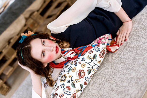 Színes cravat és a smink vörös árnyalatok a gyönyörű nő portréja  - Fotó, kép