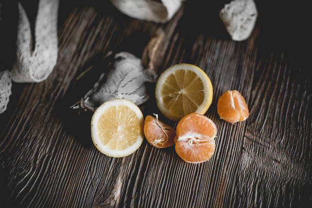 Rijp citrus met decoratieve hart op houten achtergrond - Foto, afbeelding