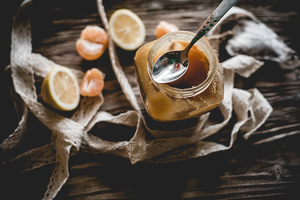 Close up van honing en citrus vruchten op houten tafel - Foto, afbeelding