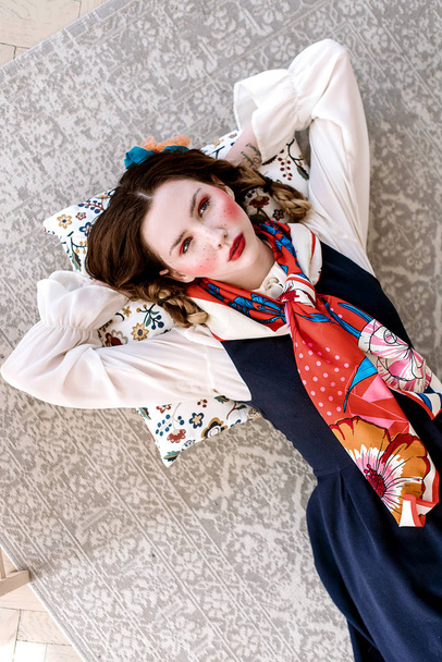 Renkli kravat ve kırmızı tonları makyaj güzel kadın portresi  - Fotoğraf, Görsel