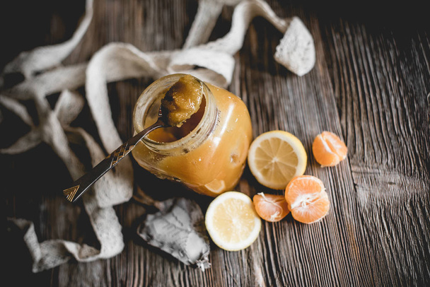 Med a citrusových plodů na dřevěný stůl - Fotografie, Obrázek