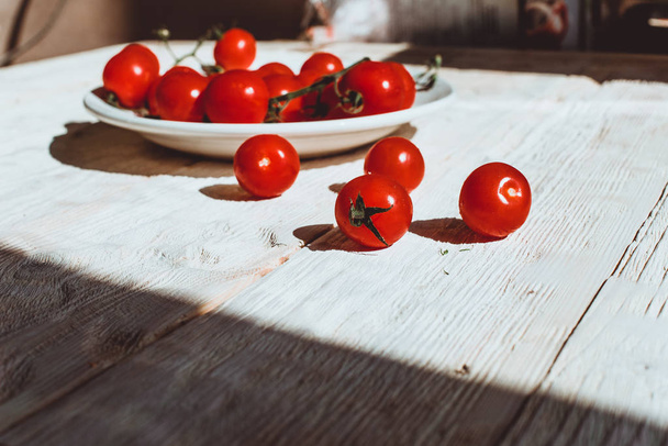Tomates cherry sobre mesa de madera blanca
  - Foto, imagen
