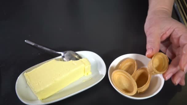 Uitstrijkje boter in wafel taartje. Slow motion - Video