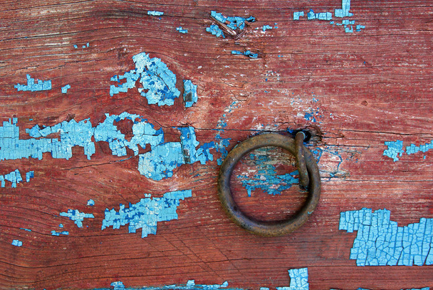Old board with rusty steel ring and remnants of the paint - Photo, Image