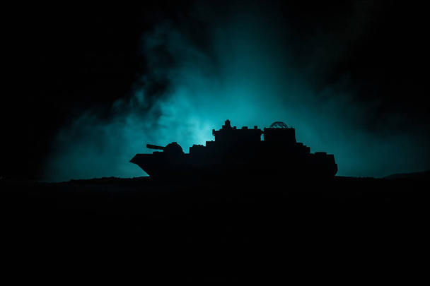 Zeeslag. Silhouet van militair oorlogsschip op donkere mistige lucht achtergrond. Dramatische oorlogsscène met Explosie en vuur als decoratie. Selectieve focus - Foto, afbeelding