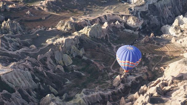 Om te reizen door een ballon op een zonsopgang in Cappadocië - Foto, afbeelding