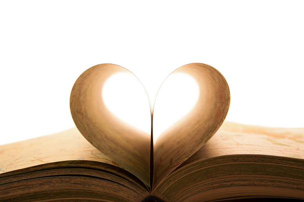 Buch mit Seiten im Bild des Herzens auf weißem Papier öffnen - Foto, Bild