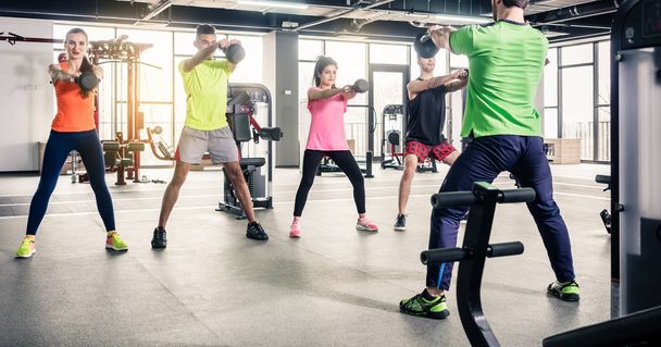 Gente haciendo ejercicio juntos en el gimnasio
 - Foto, Imagen