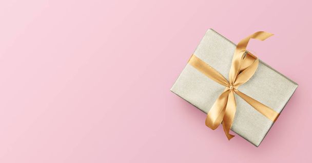 Caja de regalo sobre fondo rosa, San Valentín o concepto de cumpleaños femenino
 - Foto, Imagen