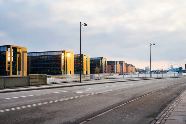 Piękna architektura Kopenhagi o zachodzie słońca. Dania. Architektura. - Zdjęcie, obraz