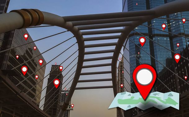 Harita işaretçi simgesi, ahşap bir masa üzerinde yerleştirilen arka plan bir şehir ve gökdelenler günbatımında görünümüdür, seyahat ve bulmak için teknoloji kullanarak kavramı ile yerleştirir - Fotoğraf, Görsel