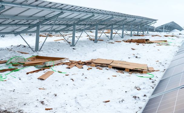 Nieuw geïnstalleerde zonnepanelen op de heuvel van veld - Foto, afbeelding