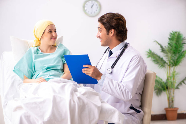 Giovane bel medico in visita paziente oncologia femminile
  - Foto, immagini