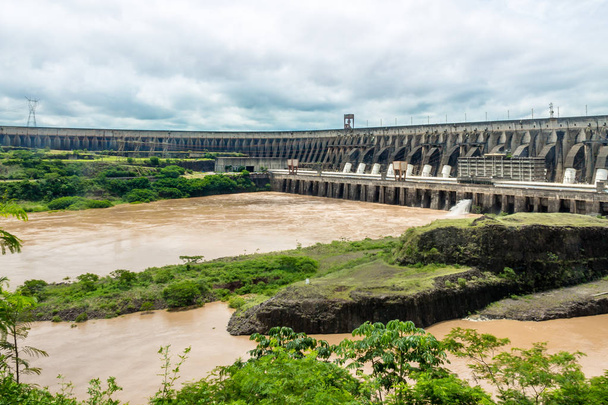 itaipu-Staudamm - Grenze zwischen Brasilien und Paraguay - Foto, Bild