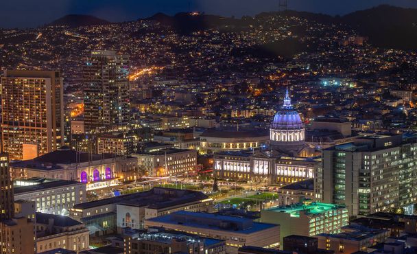Městská radnice v San Francisku občanského centra na nočním leteckém pohledu. Nádherný panoramatický výhled do centrální čtvrti a městské radnice v San Franciscu, Kalifornie - Fotografie, Obrázek