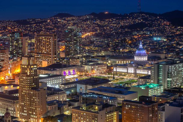 Městská radnice v San Francisku občanského centra na nočním leteckém pohledu. Nádherný panoramatický výhled do centrální čtvrti a městské radnice v San Franciscu, Kalifornie - Fotografie, Obrázek