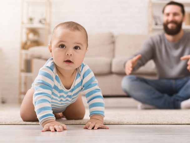 Bebek Çocuk Baba ile katta tarama - Fotoğraf, Görsel