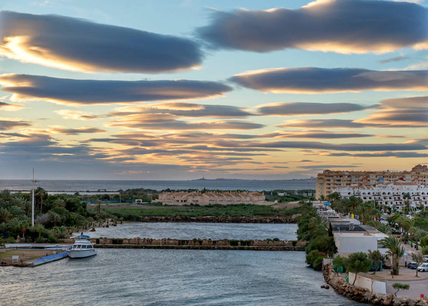 Východ slunce nad kanál mezi Mar Menor a Středozemního moře. La Manga, Španělsko. - Fotografie, Obrázek