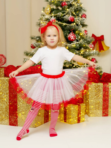 The girl at the Christmas tree. - Foto, imagen