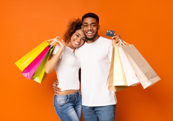 Jeune couple noir avec sacs à provisions et carte de crédit
 - Photo, image