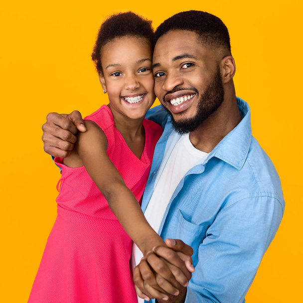 Αφροαμερικανός πατέρας και η κόρη αγκαλιάζονται, τη διασκέδαση - Φωτογραφία, εικόνα