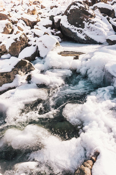 Zimní horská řeka pod ledem. Voda zamrzla a proměnil rampouchy. - Fotografie, Obrázek