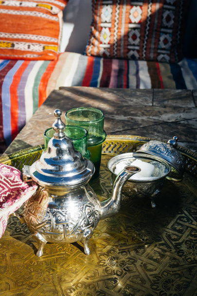 Arabian Mint Tea (Moroccan Mint Tea) The national hot drink in the Middle East and the Muslim world. Served in a special iron silver teapot with sugar. - Foto, imagen