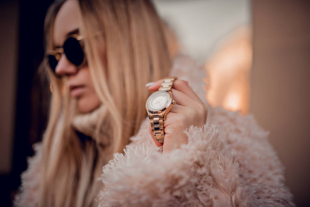 Стильные часы на женской руке
 - Фото, изображение
