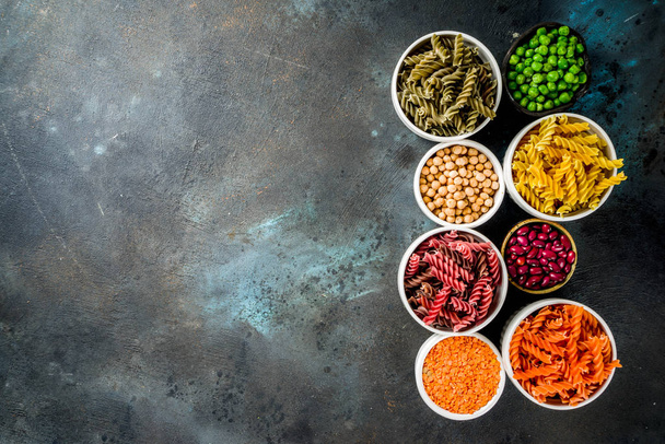 トレンド健康食品、菜食主義者の食事療法の概念。マルチカラーの生豆マメ パスタ。豆、ひよこ豆、緑豆、レンズ豆。コピー スペース平面図 - 写真・画像