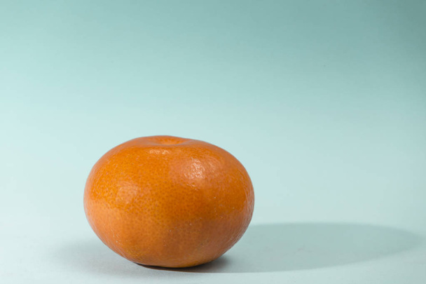 view of a tangerine on a blue background - Fotografie, Obrázek
