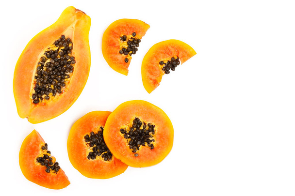 rijpe segment papaya geïsoleerd op een witte achtergrond met kopie ruimte voor uw tekst. Bovenaanzicht. Plat leggen - Foto, afbeelding