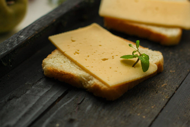 peynir, sandviç, nane, (lezzetli Aperatif) ekmek. Sayfanın Üstü.. Gıda arka plan - Fotoğraf, Görsel