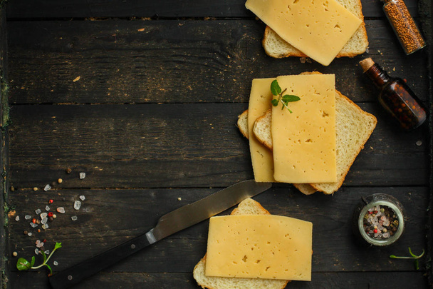 сир, бутерброд, м'ята, хліб (смачна закуска). Топ .. Фундамент їжі
 - Фото, зображення