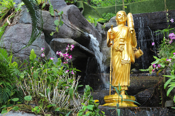 Золотая статуя буддиста на Золотой горе или Ват Сакет в Бангкоке в Таиланде
 - Фото, изображение