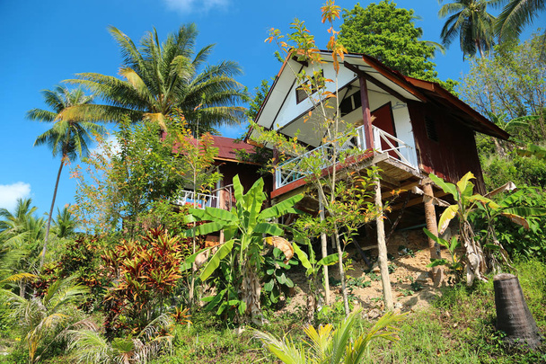 Gyönyörű bungaló Thailan Koh Wai-szigetén a pálmafák között - Fotó, kép