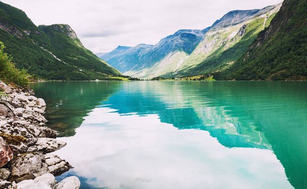 Beautiful clear lake in the mountains in Norway. Summer landscape - Foto, imagen