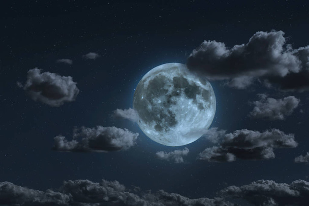 Φεγγάρι και σύννεφα μέσα στη νύχτα. Φόντο φως του φεγγαριού. Σκούρο μπλε φόντο. - Φωτογραφία, εικόνα