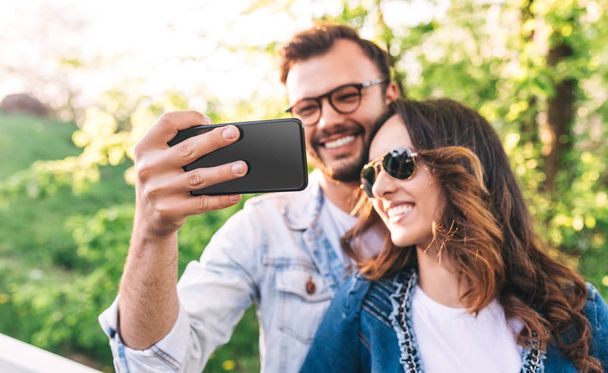 Cheerful couple taking selfie in nature - Foto, immagini