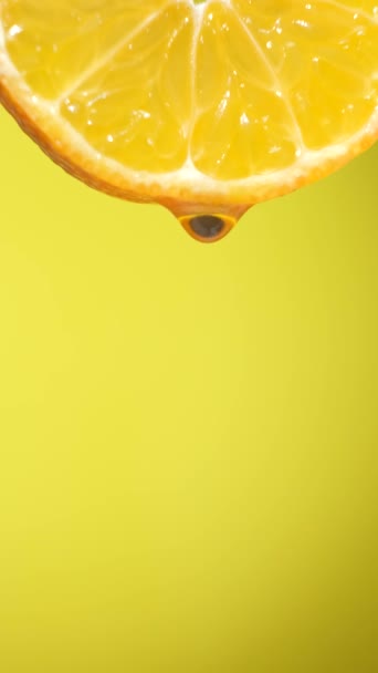 Voda dopadající na plátek pomeranče, ovoce pro dietní a zdravé potraviny - Záběry, video