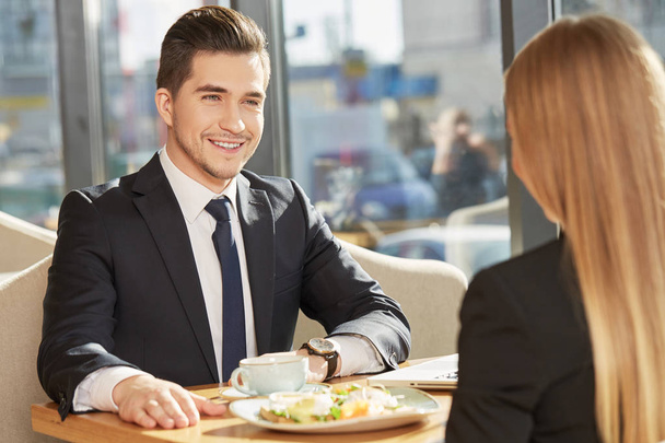 Freude an der Arbeit mit Ihnen. fröhlicher Geschäftsmann lächelt freudig bei einem Geschäftstreffen mit seiner Kollegin im Restaurant - Foto, Bild