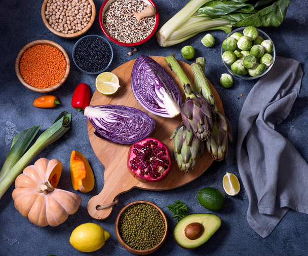 Legumes frescos e legumes, ingredientes saudáveis de cozinha vegana, conceito de alimentação limpa, fundo alimentar
 - Foto, Imagem