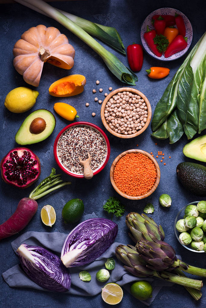 Aliments végétaliens sains, quinoa, lentilles, pois chiches, ingrédients de cuisson avec des légumes frais, concept de manger propre, artichauts, mangue, choux de Bruxelles et chou rouge
 - Photo, image