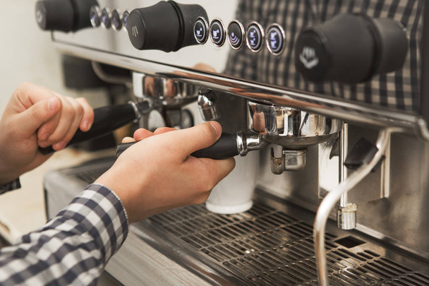 Обрізаний знімок професійного бариста, який готує каву в кав'ярні, що працює з професією кавового обладнання, що займається пивоварінням напоїв ранковим концептом приготування ароматичних напоїв
 - Фото, зображення