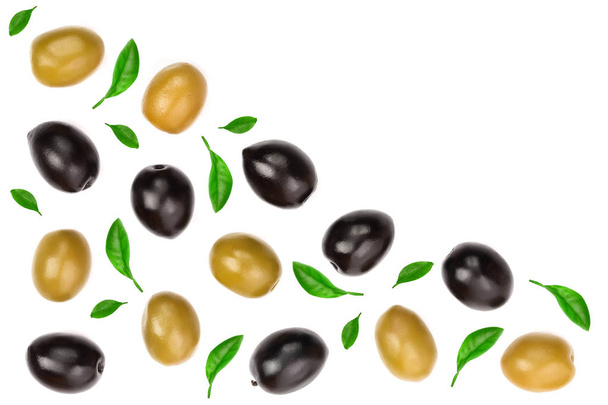 Olives vertes et noires isolées sur un fond blanc avec espace de copie pour votre texte. Vue de dessus. Pose plate
 - Photo, image