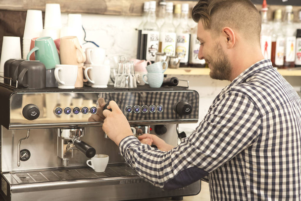 Strzał tylnej profesjonalne barista praca jego kawiarni przygotowywanie napojów dla klientów przy użyciu kawy maszyny tło urządzenia małych firm przedsiębiorca właściciel zawód usługi pracy - Zdjęcie, obraz