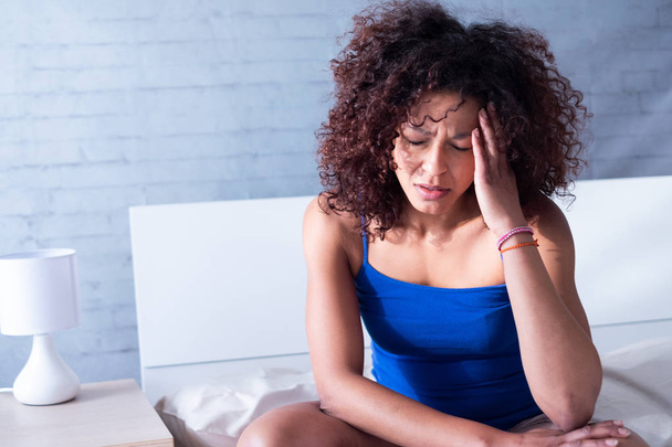 Nuori huolissaan musta afrikkalainen amerikkalainen nainen kärsii migreeni
 - Valokuva, kuva