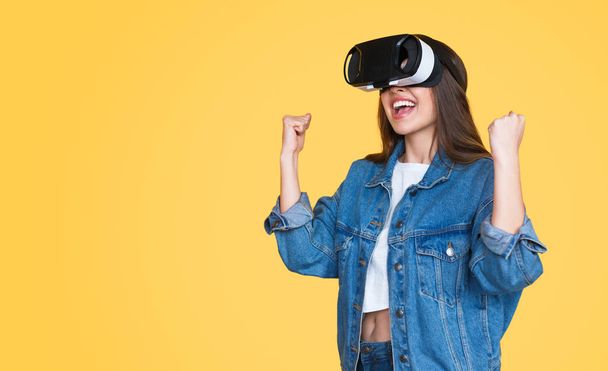 Amazed woman in VR headset - Zdjęcie, obraz
