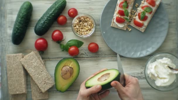 健康的な野菜のサンドイッチを調理 - 映像、動画