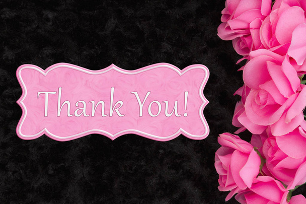 Послание "Спасибо" с розовыми цветами на черной розе, текстурированной плюшем.
 - Фото, изображение