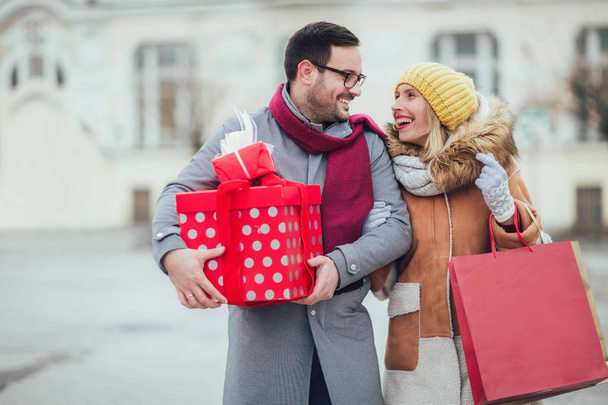 Giovane coppia che fa shopping in città
  - Foto, immagini